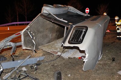 Der Pferdeanhänger riss bei dem Unfall am Samstagabend auf der A4 vom VW ab und kippte auf die Seite. 