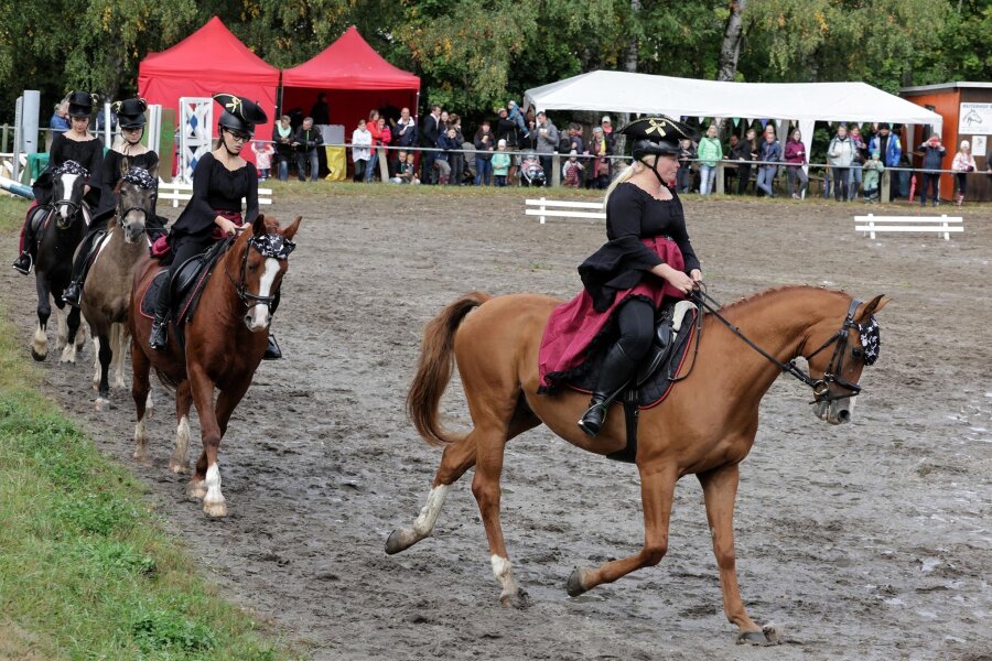 Pferdeshow statt reiner Tröphäenjagd: Oberlungwitzer Reiterverein ändert seine Ausrichtung - Es darf auch ein bißchen Unterhaltung sein: Reiterinnen führen ihre Pferde zum Showtag in Oberlungwitz vor.