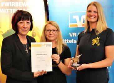 Pferdesportler aus Oberschöna geehrt - Sandra Weustink, Mandy Kieswalter und Sylvia Berndt (v. r.) vom SV Oberschöna freuten sich bei den "Sternen des Sports" in Bronze über den 1. Preis. 