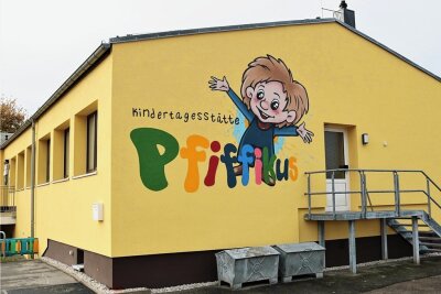 Pfiffikus strahlt vom Kita-Giebel in Eppendorf - Die Fassade der Kita "Pfiffikus" in Eppendorf strahlt nach der Sanierung in frischen Farben. 