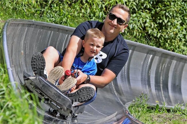 Pfingsten mit der Familie: Zehn Tipps für Ausflüge im Landkreis Zwickau - Die Sommerrodelbahn am Stausee Oberwald hat täglich geöffnet. Papa Ricky Hennig aus Oberlungwitz mit Sohn Ole in einer der sieben Kurven. 