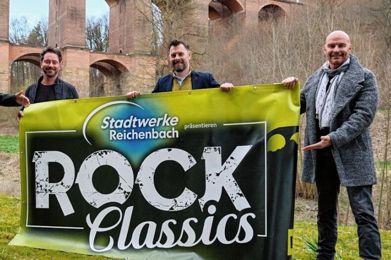 Pfingstkonzert setzt auf Klassik, Rock und Pop - Stefan Fraas, Eric Seifert, Matthias Krauß und Franco Leon (von links) werben für Rock Classics am 27. Mai an der Göltzschtalbrücke. 