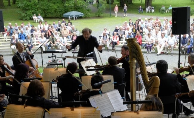Dass die Vogtland Philharmonie Greiz/Reichenbach wie hier 2017 am Pfingstmontag im Reichenbacher Stadtpark aufspielt, hat Tradition. Wegen Corona gelten diesmal besondere Regeln. 