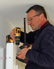 Pflegeheimbetreiber geht neue Wege - Fensterbauer Steffen Wächtler bereitet den Rahmen für eine Tür vor.