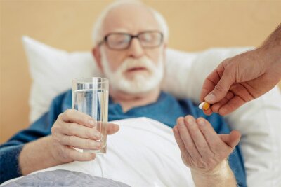 Pflegeheimbewohner bekommen zu viele Schlafmittel - Immer mehr Tabletten. Dass viele für alte Menschen riskant sind, ist Ärzten und Pflegenden oft nicht bewusst.