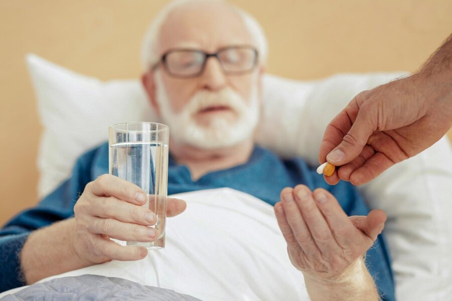 Pflegeheimbewohner bekommen zu viele Schlafmittel - Immer mehr Tabletten. Dass viele für alte Menschen riskant sind, ist Ärzten und Pflegenden oft nicht bewusst.