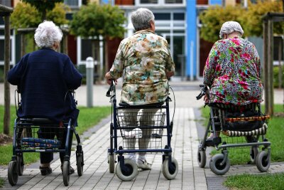 Pflegelücke in Sachsen wird größer – Lohnt eine private Pflegeversicherung? - Glücklich, wer den Heimplatz noch bezahlen kann.