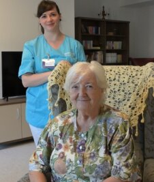 Pflegende Angehörige werden entlastet - Pflegedienstleiterin Anne-Marie Glaß mit Rita Winter aus Raum, die gern die Tagespflege besucht. 