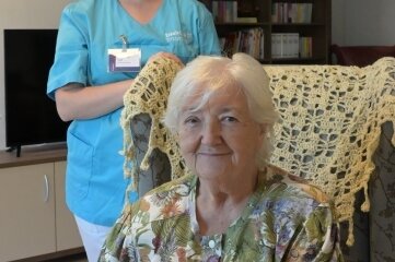Pflegende Angehörige werden entlastet - Pflegedienstleiterin Anne-Marie Glaß mit Rita Winter aus Raum, die gern die Tagespflege besucht. 