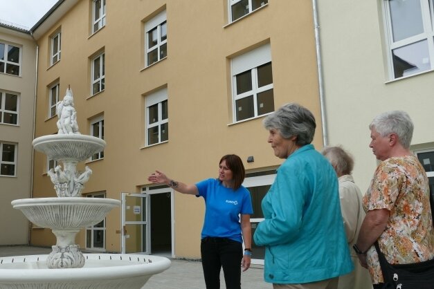 Daniela Seidel, eigentlich Einrichtungsleiterin in Crimmitschau, führte die Besucher durch die künftige Zschopauer Seniorenresidenz. Dabei ging es vorbei am bereits aufgestellten Springbrunnen im Innenhof. 