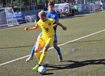 Pflichtsieg für den CFC, Paukenschlag in Rabenstein - Moritz von der Mühlen (vorn), Kapitän des VfB Fortuna, schirmt den Ball gegen Lukas Selinger vom FC Neugersdorf ab. 