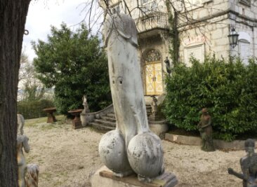 Phallus soll vor Oster-Pilgern versteckt werden - Die Penis-Skulptur im Park eines Kunst- und Immobilienhändlers in Traunkirchen steht in Sichtweite eines Pilgerwegs, der zu Ostern stark frequentiert wird.