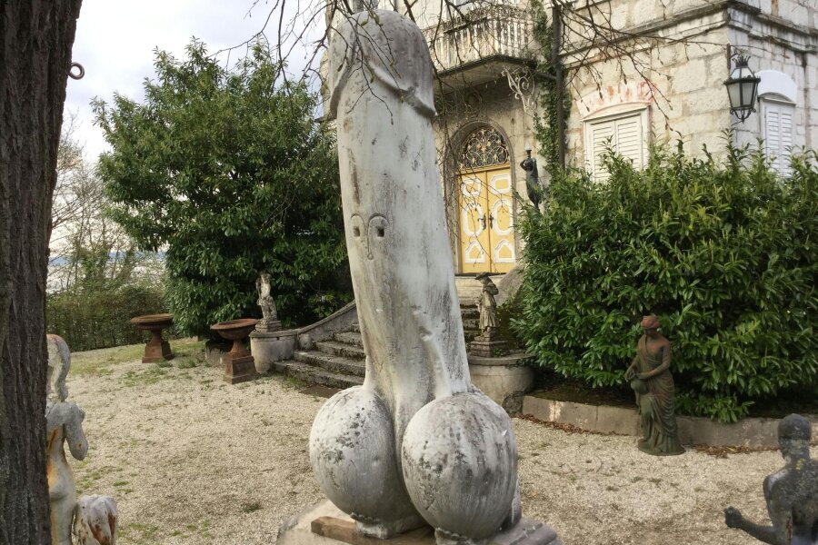 Phallus soll vor Oster-Pilgern versteckt werden - Die Penis-Skulptur im Park eines Kunst- und Immobilienhändlers in Traunkirchen steht in Sichtweite eines Pilgerwegs, der zu Ostern stark frequentiert wird.