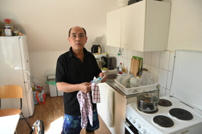 Pham: Immer mehr Stimmen gegen die Abschiebung - Pham Phi Son wie er in der Küche steht und einen Teller abtrocknet.
