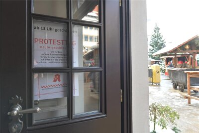 Pharmazeuten streiken auch in Freiberg - Die Rats-Apotheke am Freiberger Obermarkt blieb am Mittwoch ab 13 Uhr geschlossen. Grund war ein landesweiter Protesttag, bei dem die Pharmazeuten vor allem eine bessere Vergütung gefordert haben.