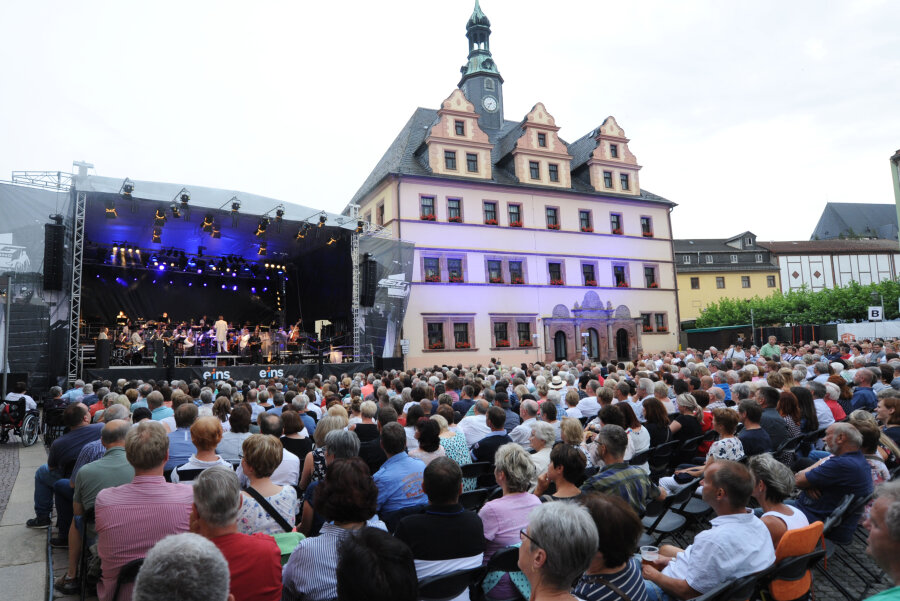 "Philharmonic Rock" begeistert etwa 850 Zuschauer auf dem Peniger Markt - 