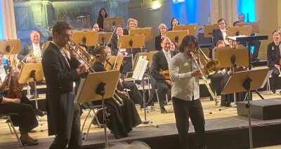 Philharmonie bekundet ihre Solidarität - Gemeinsam mit dem Solo-Posaunisten Stefan Zieger (l.) der Mittelsächsischen Philharmonie gab Alexis Adrian Gonzalez eine Zugabe. 