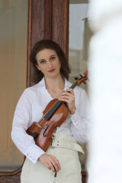 Die Geigerin Kristina Besman brachte im Reichenbacher Neuberinhaus mit der Vogtland-Philharmonie Greiz-Reichenbach das zweite Violinkonzert von Aleksey Shor zu Gehör. 