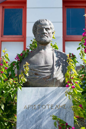 Philosophen-Einmaleins, heute: Aristoteles - Ein Denkmal für den Philosophen Aristoteles in Griechenland.