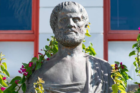 Philosophen-Einmaleins, heute: Aristoteles - Ein Denkmal für den Philosophen Aristoteles in Griechenland.
