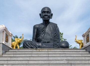 Philosophen-Einmaleins, heute: Buddha - Buddha, Begründer des Buddhismus, hier als schwarze Statue in Phuket in Thailand verewigt.