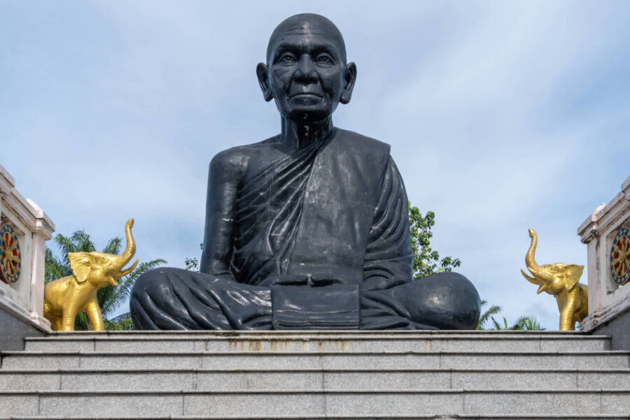 Philosophen-Einmaleins, heute: Buddha - Buddha, Begründer des Buddhismus, hier als schwarze Statue in Phuket in Thailand verewigt.