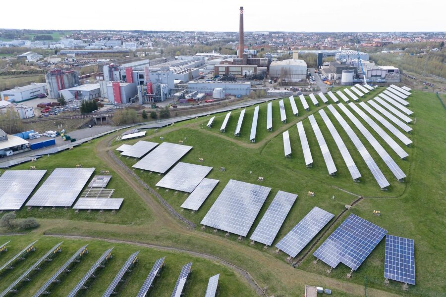 Photovoltaik in Mittelsachsen: Beim Netzanschluss wächst der Druck - Der Landkreis will den Bau von Photovoltaik-Kraftwerken auf Freiflächen, wie in Freiberg, anstoßen. Doch die Anlagen müssen auch ans Stromnetz angeschlossen werden können.