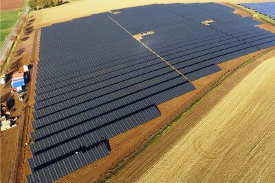 Photovoltaikanlage in Oederan sorgt für Gesprächsstoff im Ort - Mit dem Solarpark Dittersbach der Firma Sabowind hat Frankenberg ein Stück Energiewende vollzogen und spart im Vergleich zu herkömmlichem Strom rund 5000 Tonnen CO2 pro Jahr ein. Auf 7,5 Hektar Ackerfläche wird hier die Versorgung von circa 2200 Haushalten gesichert.