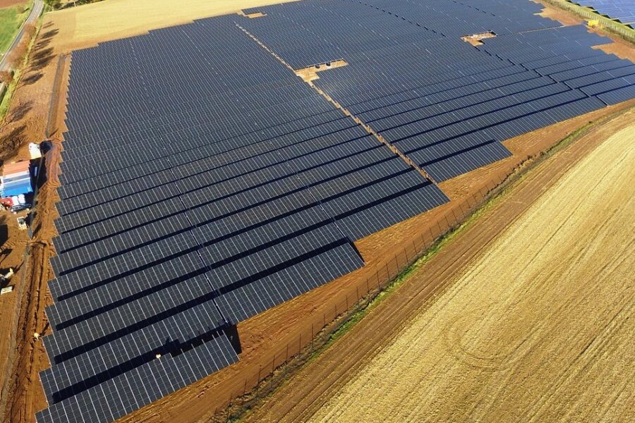 Mit dem Solarpark Dittersbach der Firma Sabowind hat Frankenberg ein Stück Energiewende vollzogen und spart im Vergleich zu herkömmlichem Strom rund 5000 Tonnen CO2 pro Jahr ein. Auf 7,5 Hektar Ackerfläche wird hier die Versorgung von circa 2200 Haushalten gesichert.