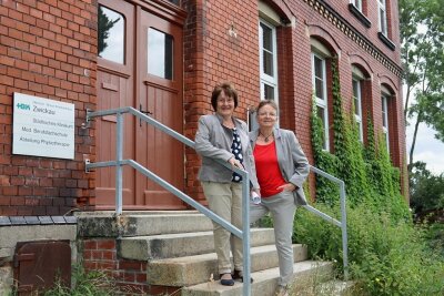 Physiotherapieschule gibt es seit 60 Jahren - Elke Sonntag und Eva Schmid vor der Ausbildungsstätte an der Hansastraße in Zwickau. 