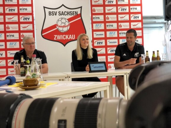 Handball-Zweitligist BSV Sachsen Zwickau hat sich kurzfristig mit Pia Adams (Mitte) verstärkt.