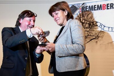 Pia Findeiß zieht sich überraschend als Zwickauer OB zurück - Christoph Heubner vom Internationalen Auschwitz Komitee hatte Pia Findeiß im November mit der "Statue B" geehrt.
