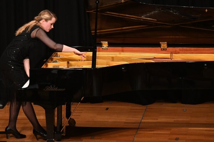 Bei Henry Cowells "Aeolin Harp" griff die Pianistin Katharina Treutler gleichzeitig direkt in die Saiten des Konzertflügels und imitierte zupfend den luftig silbrigen Klang eines Cembalos. 
