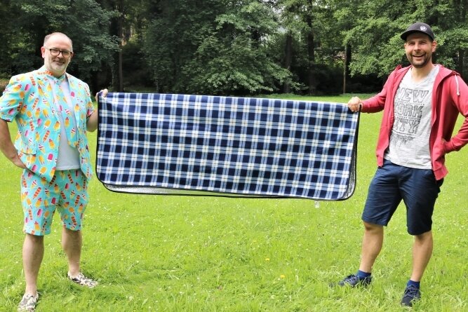 Picknick und mehr im Baumwollpark - Manuel Grießbach (rechts), der Chef des Gewerbe- und Festvereins Flöha, sowie Vereinsmitglied Daniel Ivandic haben schon einmal zur Probe eine Picknickdecke im Baumwollpark ausgebreitet. 