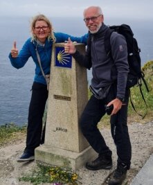 Pilger kommen am "Ende der Welt" an - Susie und Jürgen Benz am Ziel ihrer Reise, im spanischen Cabo Finisterre. 