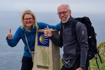 Susie und Jürgen Benz am Ziel ihrer Reise, im spanischen Cabo Finisterre. 