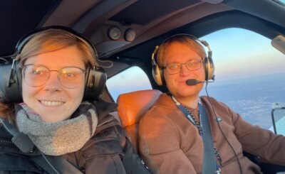 Pilot aus dem Vogtland schreibt Friedensbotschaft in den Himmel - Robert Pruß mit Frau und Copilotin Therés Pruß auf ihrem Peace-Flug von Hof nach Plauen. 