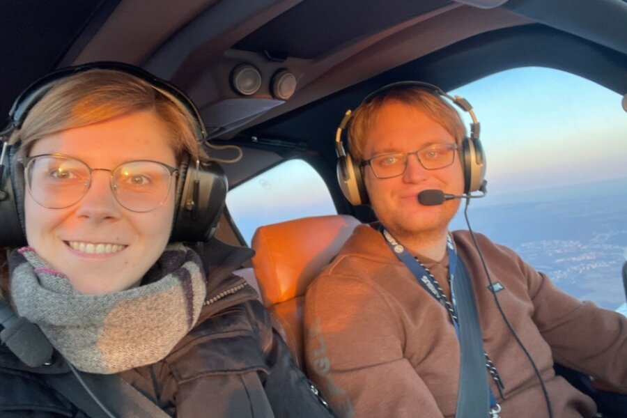 Pilot aus dem Vogtland schreibt Friedensbotschaft in den Himmel - Robert Pruß mit Frau und Co-Pilotin Therés Pruß auf ihrem Peace-Flug von Hof nach Plauen. 
