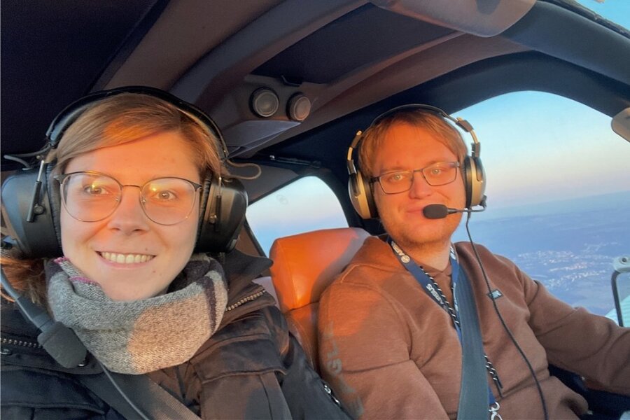 Pilot aus dem Vogtland schreibt Friedensbotschaft in den Himmel - Robert Pruß mit Frau und Co-Pilotin Therés Pruß auf ihrem Peace-Flug von Hof nach Plauen. 