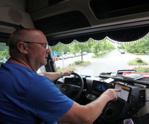 Die Cockpit-Armaturen eines modernen Lastkraftwagens erfordern vom Fahrer gute technische Kenntnisse. Die Displays sind IT-vernetzt.