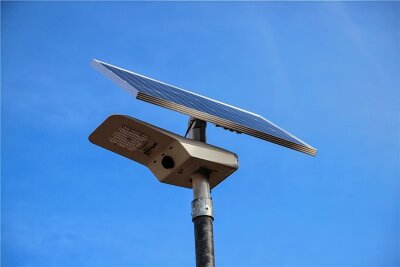 Pilotprojekt im Erzgebirge: Aue testet erste solarbetriebene Straßenlaterne - Tagsüber sammelt die Laterne mit Hilfe eines Solarpanels Energie, die sie nachts abgibt.