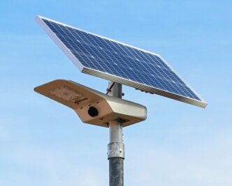 Pilotprojekt in Aue: Stadt testet Solarlaterne - Tagsüber sammelt die Laterne Energie, die sie nachts abgibt.