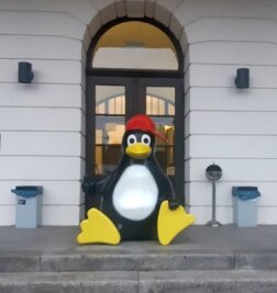 Pinguin-Figur aus Freibad verschleppt - Die Pinguin-Figur vor den Eingang der Hochschule.