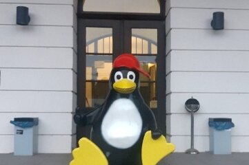 Pinguin-Figur aus Freibad verschleppt - Die Pinguin-Figur vor den Eingang der Hochschule.