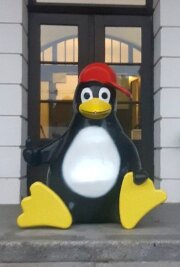Pinguin von Linux-Fans entführt? - Die Pinguin-Figur hatten Unbekannte Ende vergangener Woche vor den Eingang der Hochschule in Mittweida platziert.