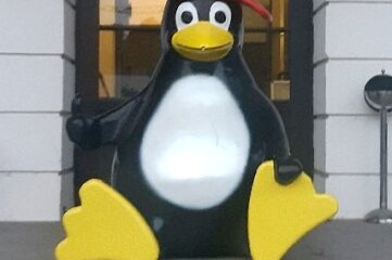 Pinguin von Linux-Fans entführt? - Die Pinguinfigur wurde Ende vergangener Woche vor den Eingang der Hochschule platziert.