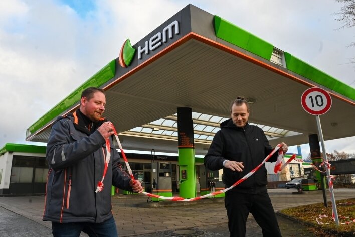 Pinoil-Tankstelle wird HEM - Pächter Stefan Speer (links) und Ralf Karbauer, Bezirksleiter HEM, eröffneten am Montag die Tankstelle an der Blankenburgstraße. 