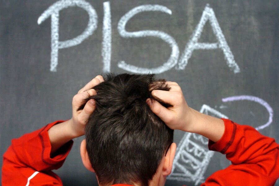 Pisa-Chef: Deutschland sollte das Sitzenbleiben abschaffen - In Deutschland haben im Schuljahr 2022/2023 nach Angaben des Statistischen Bundesamtes 2,3 Prozent aller Schülerinnen und Schüler an allgemeinbildenden Schulen eine Klassenstufe wiederholt.