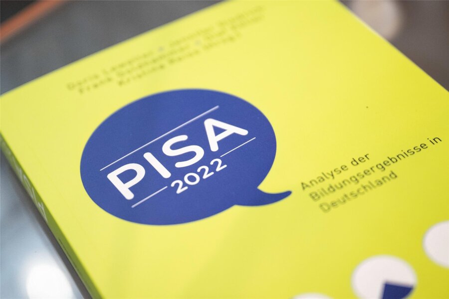 „Pisa-Schock 2.0 mit Ansage“: Wie Sachsen auf die schlechten Testergebnisse reagiert - Ein Exemplar der am Dienstag in Berlin vorgestellten Pisa-Studie 2022.