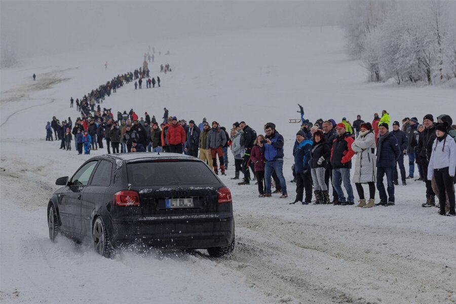 Pistengaudi in Geyersdorf abgesagt: Autofahrer bezwingen nun anderen Skihang - Speedhill im Schnee – mit Autos. Die Premiere war ein voller Erfolg. Trotzdem müssen die Veranstalter für die zweite Auflage widerwillig den Austragungsort wechseln.
